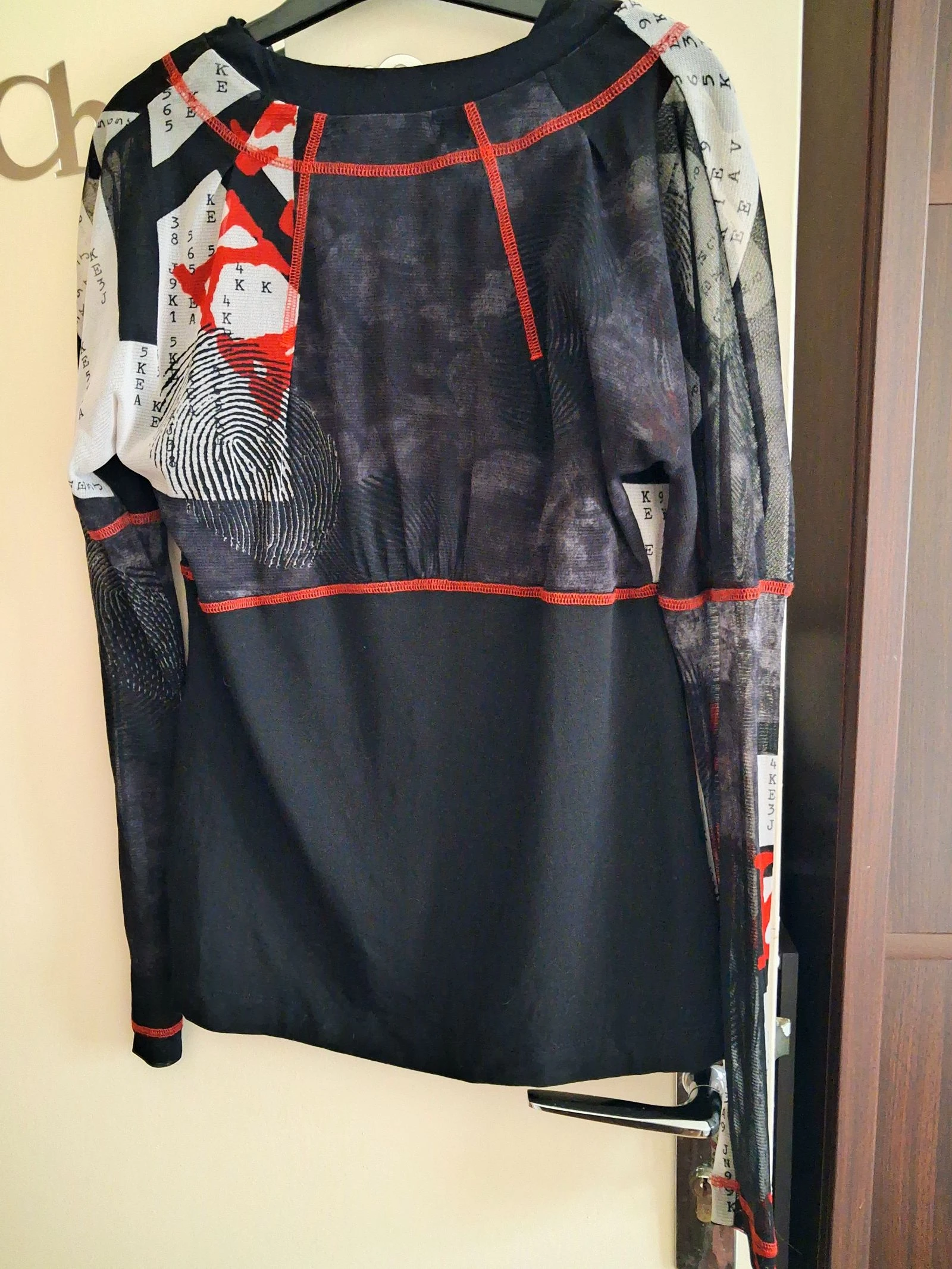 Linda blusa E K preta e vermelha tamanho 40 – photo 5